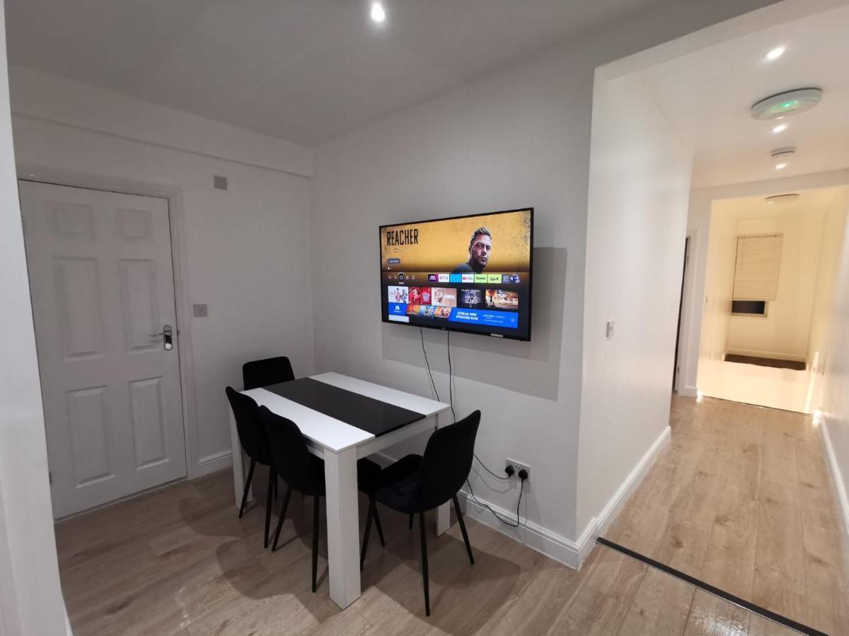Three Bedroom Modern Apartment By Luton Airport And Luton Station Dış mekan fotoğraf